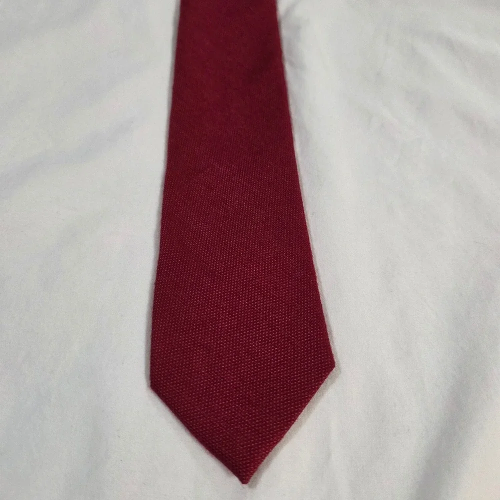 Bar III Mens Skinny Necktie Burgundy Red Textured Silk Blend Slim Tie 2.25 Wide